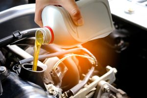 Refueling and pouring oil quality into the engine motor car Tran