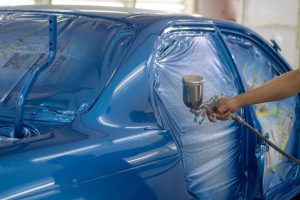 Refueling and pouring oil quality into the engine motor car Tran